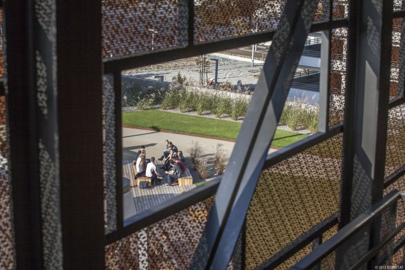 Blick durch die Fassade des Hörsaalzentrums Campus WU
